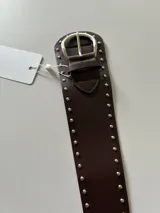 Top strapless ajustado color marrón oscuro, de tejido liso.