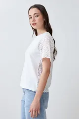 Remera blanca de algodón con mangas cortas con detalle de broderie calado.