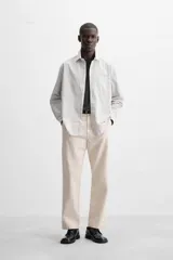 Camisa de hombre relaxed fit confeccionada en tejido de algodón a cuadros. Tiene cuello solapa, manga larga con puños abotonados, bolsillo en el pecho y cierre frontal con botones.