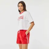 Short deportivo rojo con cintura elástica ajustable con cordón.
