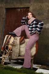 Pantalón de tiro medio con elástico en la cintura y corte acampanado con estampado geométrico en tonos rosa y negro.