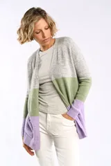 Cardigan largo de tejido de punto grueso, con diseño color block en tonos gris, verde y lila.