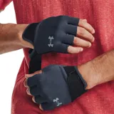 Guantes de entrenamiento Under Armour negros con logo gris en el dorso.