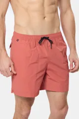 Short de baño azul vibrante, de corte clásico y largo medio, con cintura elástica y cordón ajustable. Cuenta con bolsillos laterales y suspensor de malla fina interior.