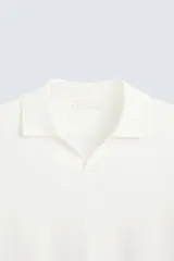 Polo de hombre color azul marino, de punto con textura, cuello solapa con abertura frontal, manga corta y corte regular.