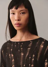 Jersey negro de punto calado con cuello barco y manga larga.