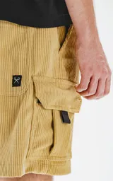 Bermuda cargo color arena de corderoy liviano, con bolsillos amplios con solapa, fuelle, detalles en cinta gross, elástico en la cintura y calce oversize.
