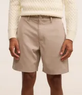 Bermuda masculina color beige confeccionada en sarga, de corte recto, con cintura con trabilla, cierre tradicional y bolsillos laterales y traseros.