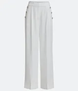 Pantalón wide leg blanco confeccionado en crepé, con botones dorados en los laterales, bolsillos y cierre con botón y cremallera.