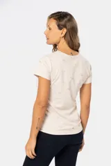 Remera color beige con estampado de aves en tonos celeste, lila y dorado.