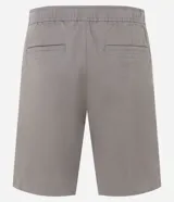 Bermuda recta de sarga color gris claro, con cintura elástica y cordón de ajuste. Presenta bolsillos laterales y traseros.