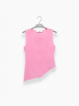 Top sin mangas color rosado, de corte asimétrico.