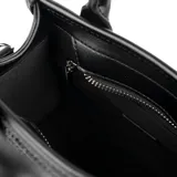 Cartera chica negra con diseño en relieve, confeccionada en rafia y poliuretano. Tiene acceso con cierre, un bolsillo interno con cierre y otro abierto, correa regulable y asa fija.