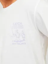 Camiseta blanca de manga corta y cuello redondo con estampado pequeño en el pecho.