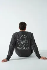 Buzo marrón de felpa con cuello redondo, puños y cintura acanalados. Estampa pequeña en el frente y grande en la espalda con diseño floral y texto.