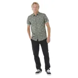 Camisa verde con estampado de palmeras blancas, de manga corta con dobladillo y corte clásico. Tiene cuello abotonado, bolsillo en el pecho y cierre frontal con botones.