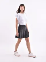 Minifalda de jean color gris oscuro con diseño plisado.