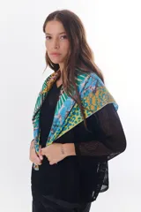 Sweater de punto calado color camel, con escote en V y mangas largas.