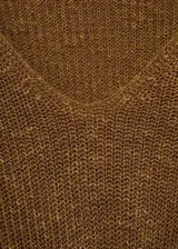 Sweater marrón de punto grueso con cuello en V y mangas largas.