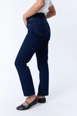 Pantalón jean de corte recto, color azul oscuro, con tiro medio y bolsillos delanteros y traseros.