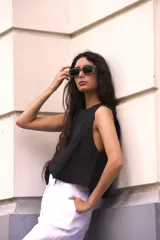 Musculosa color crema de lino con cuello redondo y corte holgado.