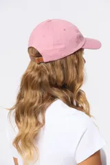 Gorro con visera color beige con bordado frontal.