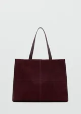 Bolso shopper de piel bovino en color borgoña, con acabado de serraje. Presenta dos asas de hombro y cierre principal con botón magnético. Incluye un bolsillo interior con cierre de cremallera.