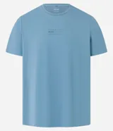 Remera deportiva celeste con cuello redondo, mangas cortas, estampa localizada y espalda con perforaciones para mayor respirabilidad. Confeccionada con tecnología Dry.