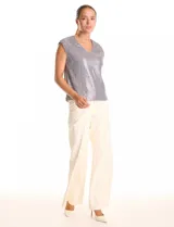 Blusa de lentejuelas color gris, marca Ninety, con escote en V y forro interno a tono. Sin mangas.