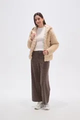 Campera acolchada negra, con cuello alto y cierre frontal. Presenta un diseño de costuras horizontales y verticales que crean un patrón de rombos o diamantes.