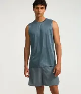Bermuda deportiva masculina color gris oscuro, confeccionada en poliéster con textura perforada y cintura ajustable con lazo.