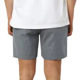 Bermuda gris de corte recto con bolsillos laterales y traseros.