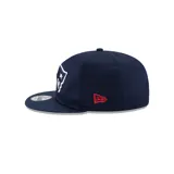 Gorra New Era 9Fifty color azul marino con logo bordado de los New England Patriots en el frente.
