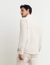 Camisa de lino color beige, de cuello mao y manga larga.