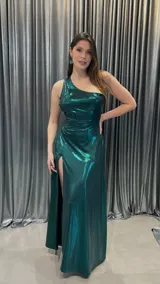 Vestido largo de fiesta color verde esmeralda brillante, de un solo hombro, con abertura en la pierna izquierda.