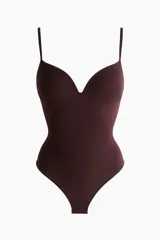 Body color borgoña con breteles finos regulables, escote en V, copas push-up sin aro y refuerzo interior con botones a presión ocultos. Diseño colaless y sin costuras con efecto moldeador en cintura y caderas.