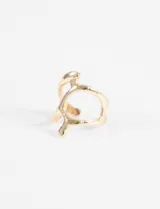 Anillo plateado de aleación de metales con diseño abierto y líneas fluidas.