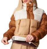 Campera puffer corta Columbia Pike Lake II Cropped, color beige y blanco, con tecnología térmica reflectante Omni-Heat™, aislamiento de poliéster 100 % reciclado, puños con forro de jersey, protector de mentón, cremallera central delantera de doble dirección, bolsillo interior de seguridad, bolsillos laterales con cremallera, puños elásticos y dobladillo ajustable con ceñidor.