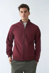 Campera de felpa gris oscuro para hombre, con fit regular, logo estampado, manga larga, cremallera entera, bolsillos con cierre y cuello elevado.