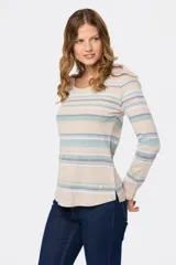 Remera de manga larga color beige con rayas horizontales en tonos celeste, azul y blanco.