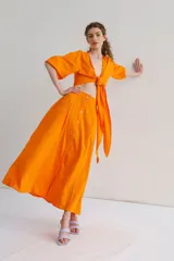 Blusa naranja de manga 3/4 con volumen, escote en V con lazos para atar en la parte delantera.