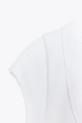 Camiseta negra de manga corta y escote redondo.