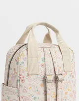 Mochila negra de cuerina con doble asa corta de mano con textura, correas regulables, cierre superior, bolsillo frontal con cierre, bolsillos laterales y tag en relieve.
