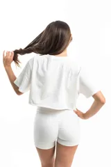 Remera blanca de algodón, corte cropped y mangas cortas.