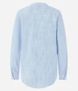 Camisa de manga larga con cuello V, abotonada frontal y rayas verticales en hilo tinto.