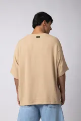 Remera negra de tejido tipo lino, corte holgado y cuello redondo. Sin estampas ni bordados.