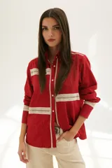 Camisa roja con detalles de encaje color crema en hombros, mangas y frente.