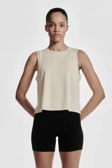 Musculosa deportiva color crema, de corte holgado y tejido DryMove™.