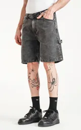 Bermuda de denim gris con efecto lavado, calce oversize estilo carpintero y bolsillo lateral.