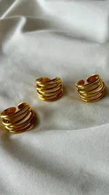 Anillo dorado con múltiples aros finos de acero quirúrgico.